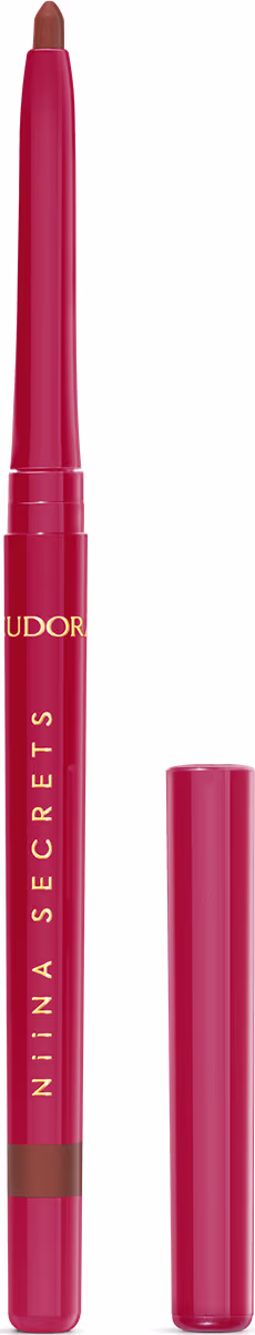 Lápis labial com embalagem rosa da marca Eudora, com corpo cilíndrico e ponta arredondada. Possui rótulo com o nome da marca em letras douradas. A cor da make da lapiseira é Marrom acastanhado.
