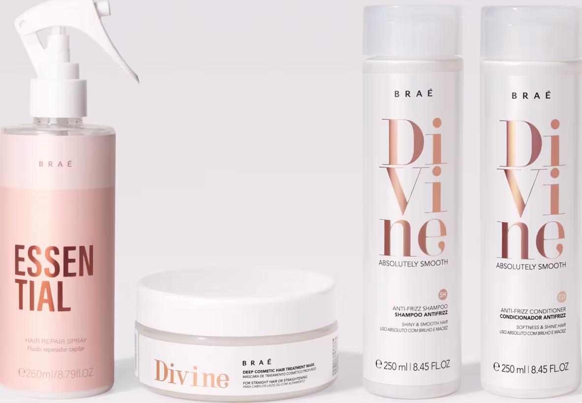 A imagem mostra produtos da marca Braé. Há um frasco spray reparador rosa com a inscrição "Essential", uma máscara, shampoo e condicionador com frascos brancos com a inscrição "Divine" em letras douradas.