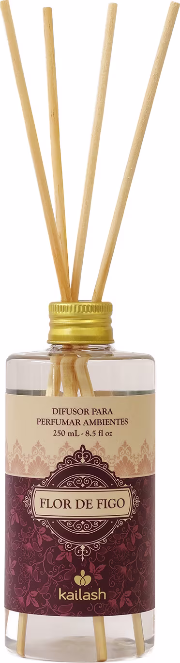 Difusor de ambiente Kailash Flor de Figo, em frasco de vidro com tampa dourada e varetas de madeira, com rótulo em tons de vermelho e dourado.