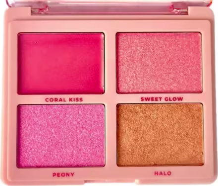 A imagem mostra as cores da Paleta Blush Shine da Ruby Rose: : "Coral Kiss", "Sweet Glow", "Peony" e "Halo". A paleta tem uma aparência rosada e os produtos dentro dela apresentam diferentes tons de rosa e dourado.