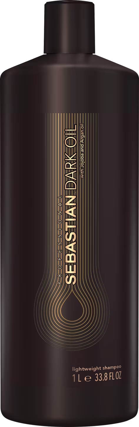 Shampoo leve da marca Sebastian Professional. Embalagem plástica marrom escura opaca com detalhes em dourado. Rótulo com o nome da marca e do produto "Sebastian Dark Oil" em letras douradas e estilizadas.