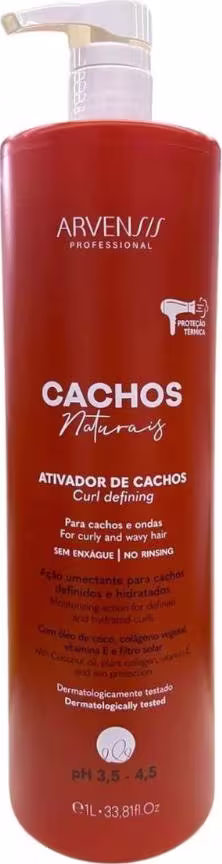 Frasco de 1L com bomba dosadora da linha Cachos Naturais da marca Arvensis Professional. Embalagem de cor laranja com texto "Ativador de Cachos" em destaque. Produto para cabelos cacheados e ondulados, sem enxágue.