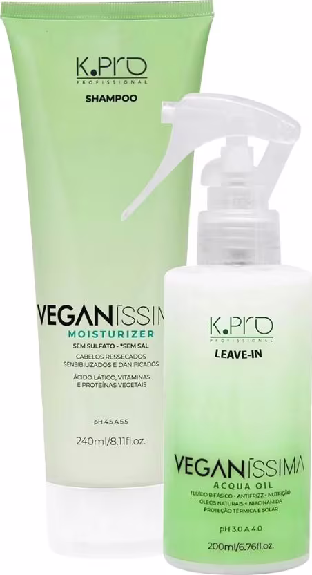 O conjunto de produtos K.Pro inclui um frasco de shampoo verde e um frasco de spray branco com rótulo "Veganissima Acqua Oil". Ambos os produtos apresentam design minimalista e informações sobre suas propriedades, como "Veganissima" e "Moisturizer".
