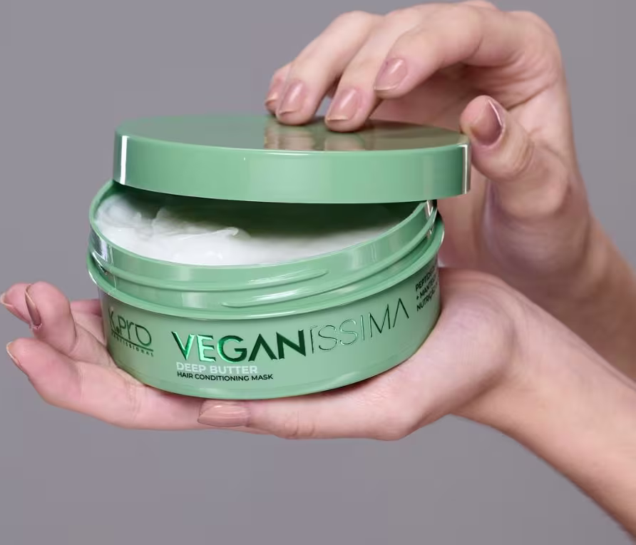 Máscara capilar da linha Veganíssima, da marca K.Pro. Imagem de mãos segurando a embalagem.