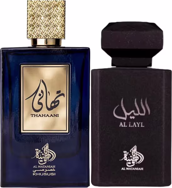 Dois frascos de perfume da marca Al Wataniah, um azul escuro com rótulo dourado e outro preto com rótulo em árabe. Ambos os frascos possuem design elegante e sofisticado, com detalhes dourados que realçam sua aparência premium.