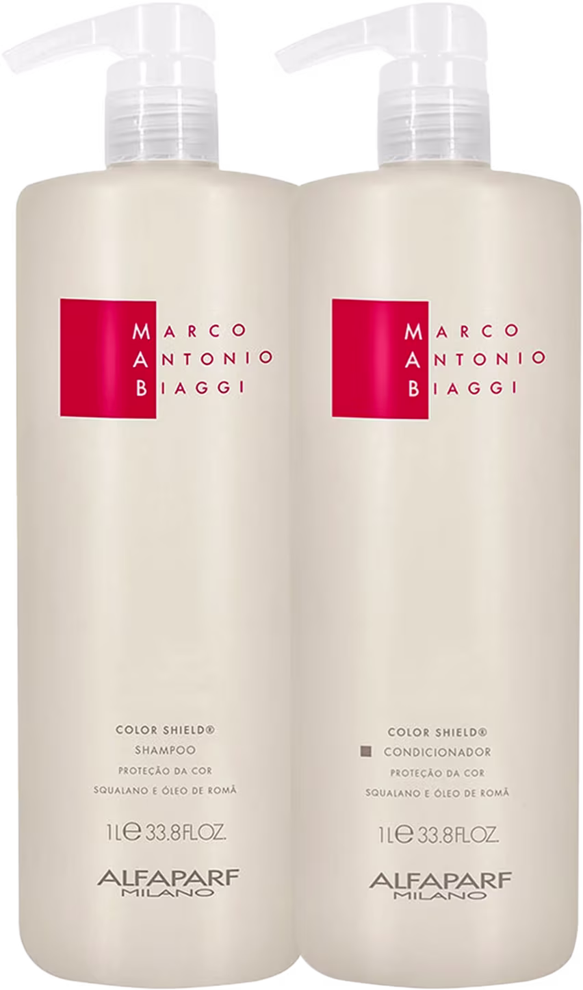 A imagem mostra kit do shampoo e condicionador Color Shield de 1 litro cada, da marca MAB by Alfaparf Milano. Os frascos são brancos e cilíndricos e exibem o logotipo em rosa vibrante. Traz a indicação para proteção da cor.