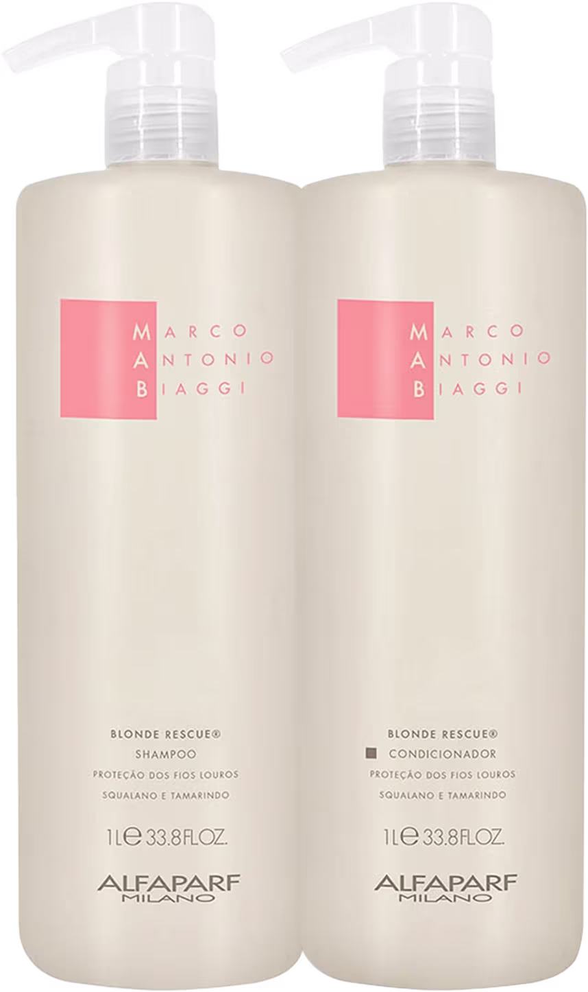 A imagem mostra kit do shampoo e condicionador da linha Blonde Rescue de 1 litro cada, da marca MAB by Alfaparf Milano. Os frascos têm um formato cilíndrico alongado e são de cor branca com logotipo rosa. Traz indicação para proteção de fios louros.
