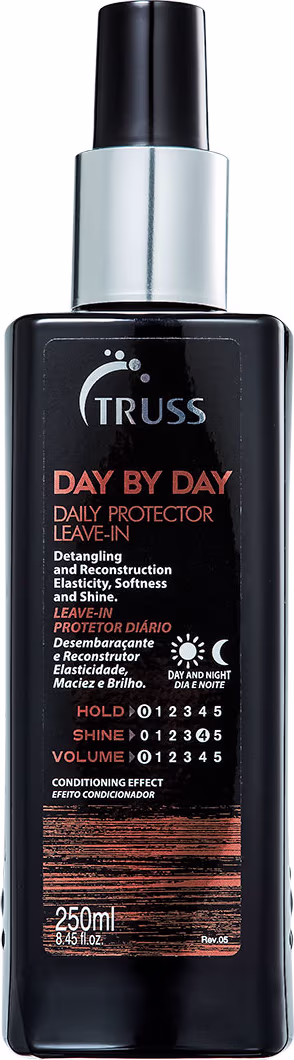 A imagem mostra um produto de cuidados capilares da marca Truss. É um leave-in diário chamado "Day by Day Daily Protector". O frasco é preto com detalhes laranjas e contém 250ml do produto.