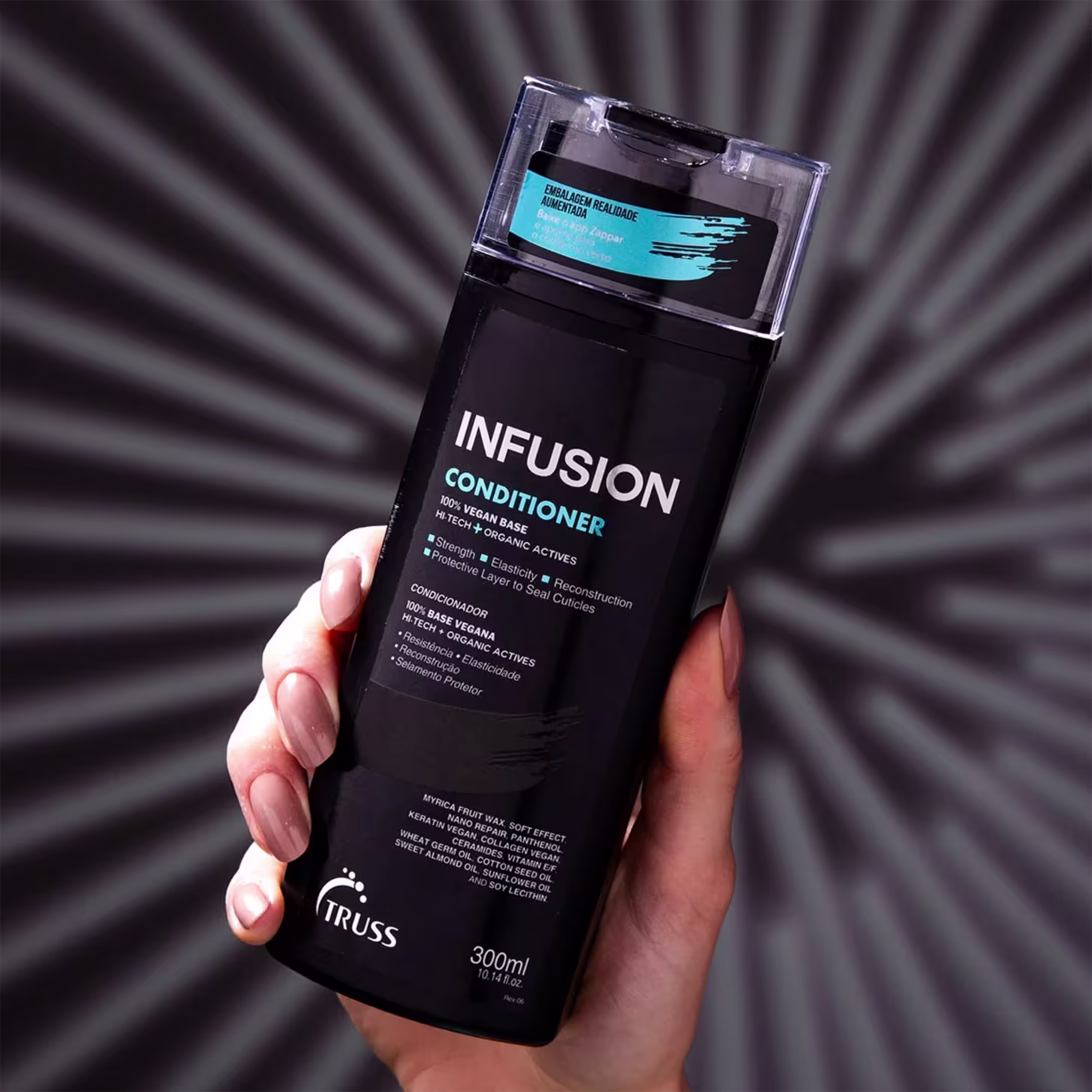 A imagem mostra uma mão feminina segurando o condicionador "Infusion" da marca Truss. É um produto apresentado em um frasco preto opaco com detalhes em azul. O rótulo informa que ele fortalece, dá elasticidade e reparação protetora aos fios.