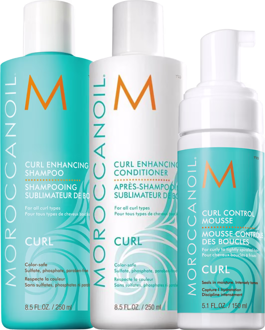Produtos para cabelos cacheados da marca Moroccanoil. Inclui um shampoo de 250ml, um condicionador de 250ml e uma mousse capilar de 150ml. Todos os frascos têm o logotipo "M" laranja da marca. As cores predominantes são turquesa, branco e laranja.