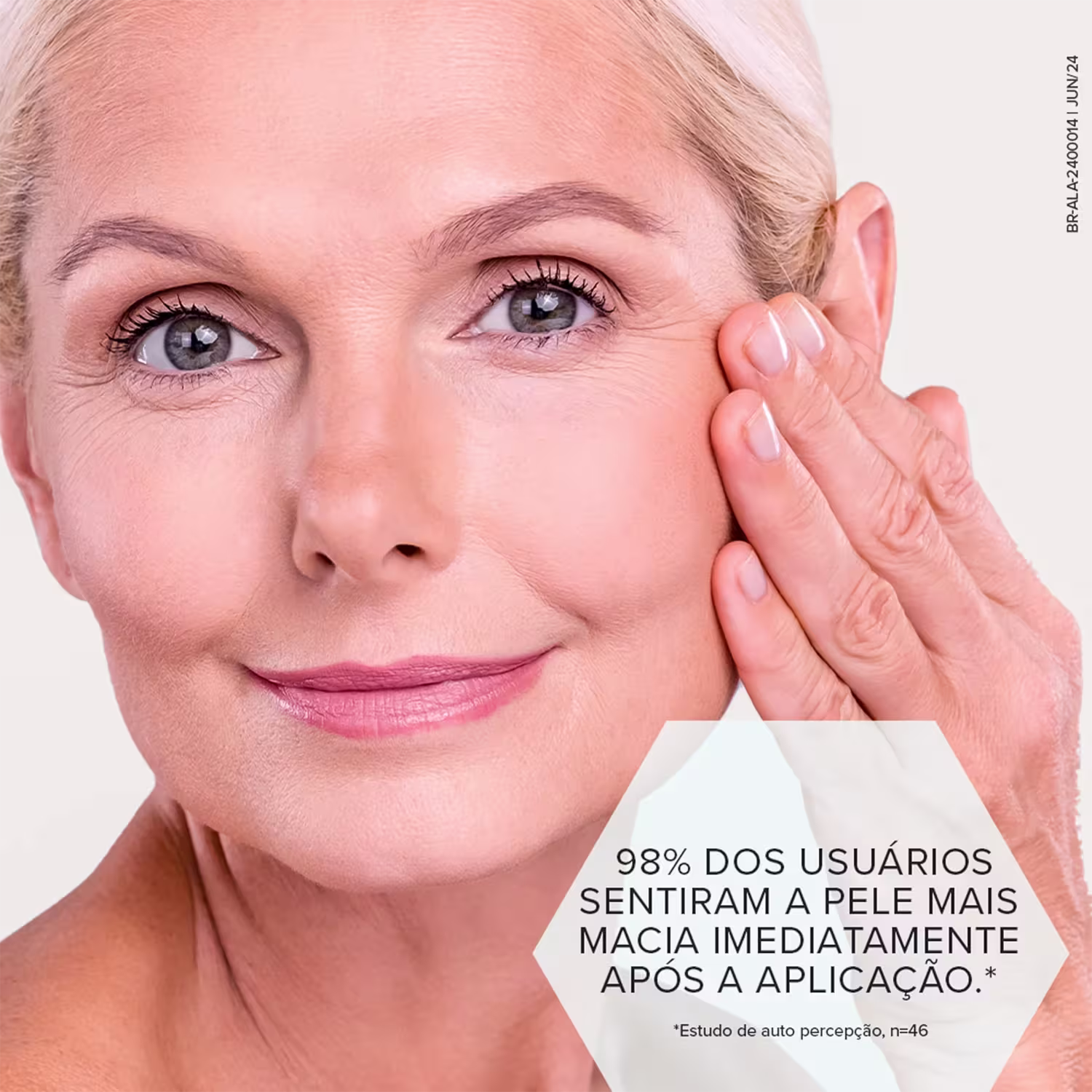 A imagem mostra uma mulher, que tocando suavemente o lado de seu rosto com uma das mãos, evidenciando a pele macia e bem cuidada. O texto na parte inferior indica que 98% dos usuários sentiram a pele mais macia imediatamente após a aplicação.