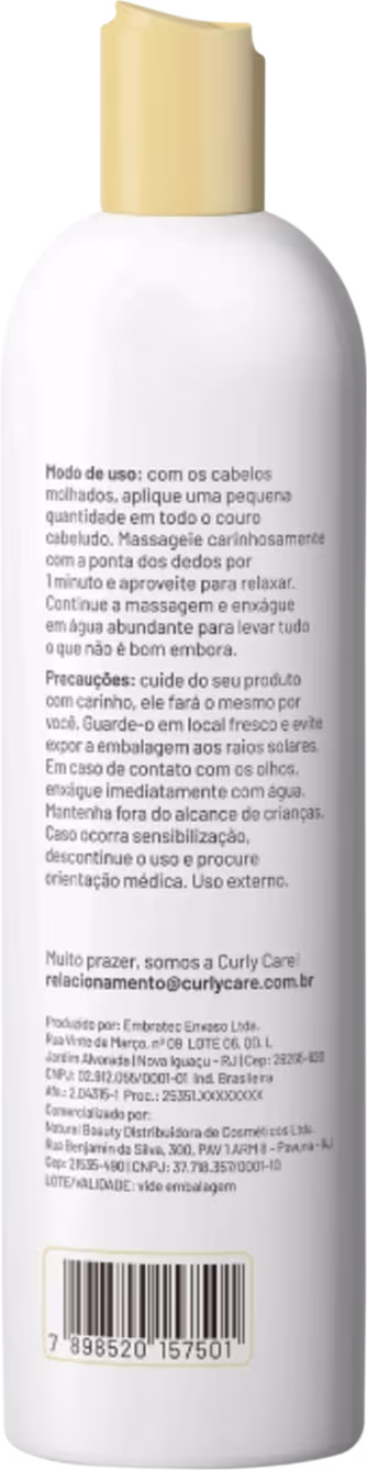 Produto para cuidados capilares da marca Curly Care. Embalagem plástica branca opaca em formato cilíndrico. Tampa de plástico bege na parte superior. Rótulo com instruções de uso e informações do produto em português, incluindo modo de aplicação.
