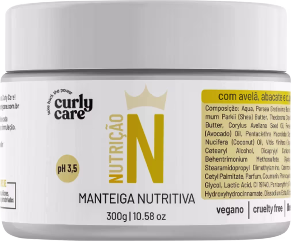 Produto de cuidado capilar Curly Care, embalagem plástica branca redonda com tampa. Rótulo amarelo com a marca "Nutrição" e o nome do produto "Manteiga Nutritiva" em letras grandes.
