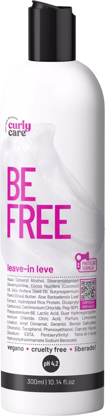 Produto de cuidados para cabelos cacheados da marca Curly Care. Frasco plástico branco opaco com tampa preta. Rótulo frontal com o nome do produto "BE FREE Leave-in Leve" em letras grandes rosa e pretas.
