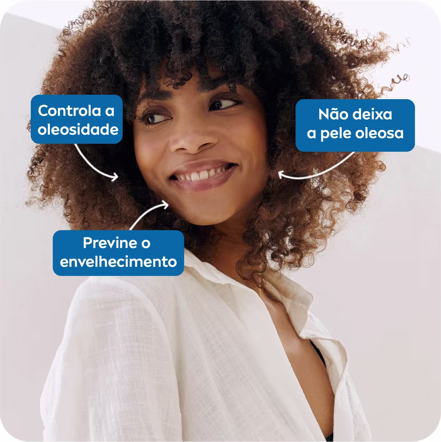 A imagem mostra uma jovem mulher negra com cabelos cacheados e sorriso alegre. Ela veste uma blusa branca. Há três caixas de texto em azul sobrepostas, com benefícios do protetor solar facial.