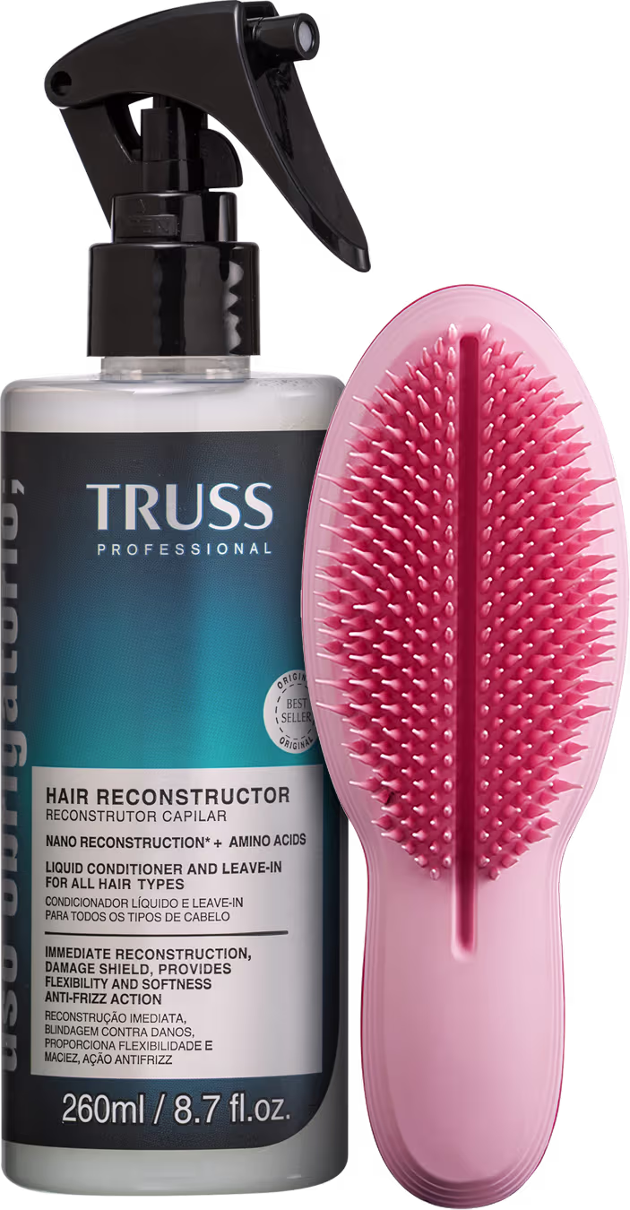Produto de reconstrução capilar Truss Professional. Frasco plástico preto com spray e rótulo azul e branco contendo informações do produto em inglês e espanhol. Tamanho de 260ml/8.7fl.oz. Acompanha escova de cabelo oval rosa.