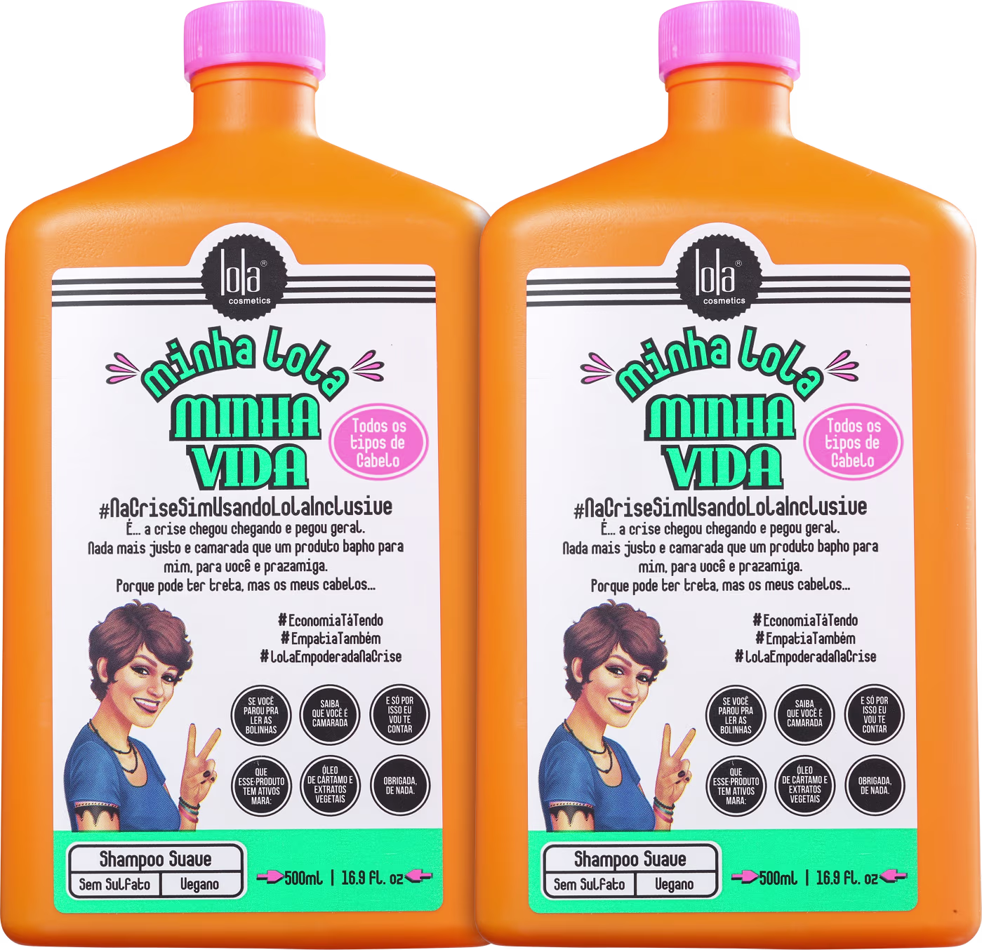 Dois frascos de shampoo da marca Lola Cosmetics, com embalagens plásticas laranja e tampas rosa. Os rótulos apresentam o nome "Minha Lola Minha Vida" em letras verdes e rosa, além de uma ilustração de uma mulher sorridente com cabelos curtos.