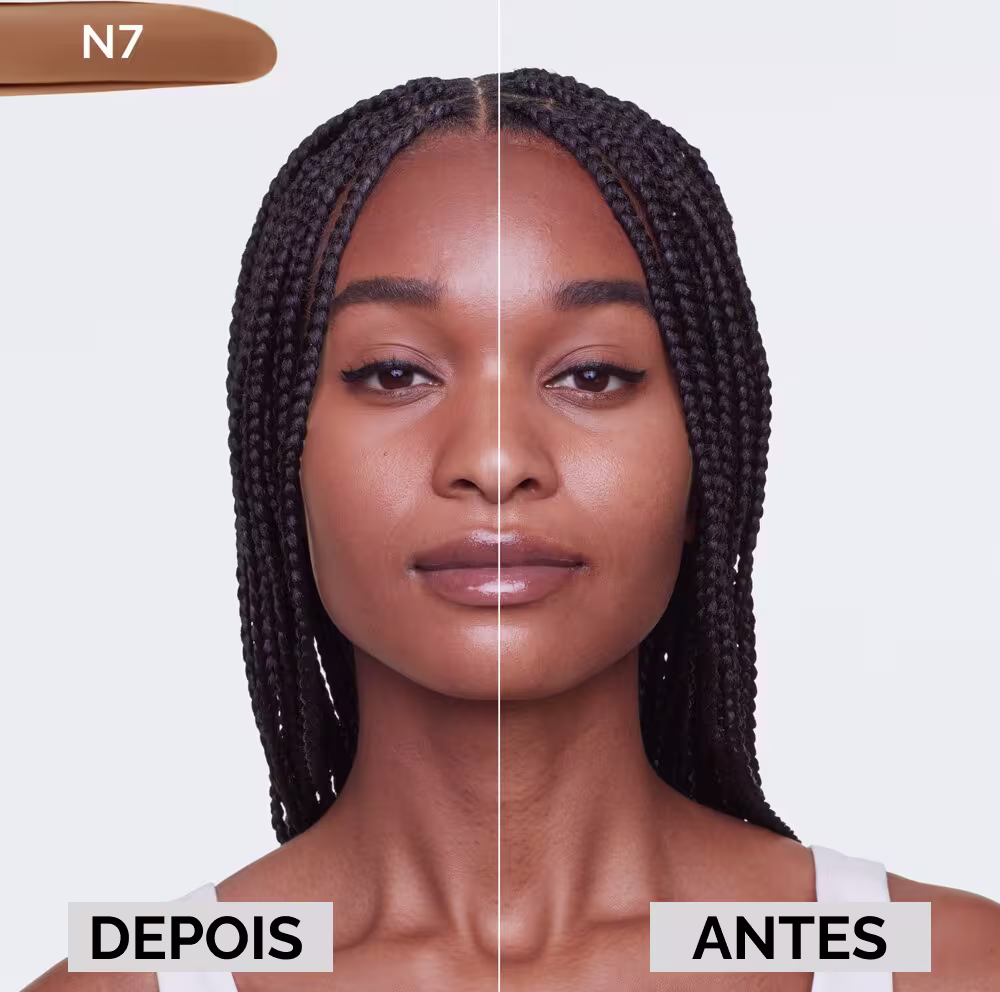 Ambiente de teste de produto de beleza da marca L'Oréal Paris, com modelo afro-brasileira exibindo penteado de tranças e maquiagem. Cenário minimalista com fundo branco e divisão da imagem em "antes" e "depois" do uso do produto.