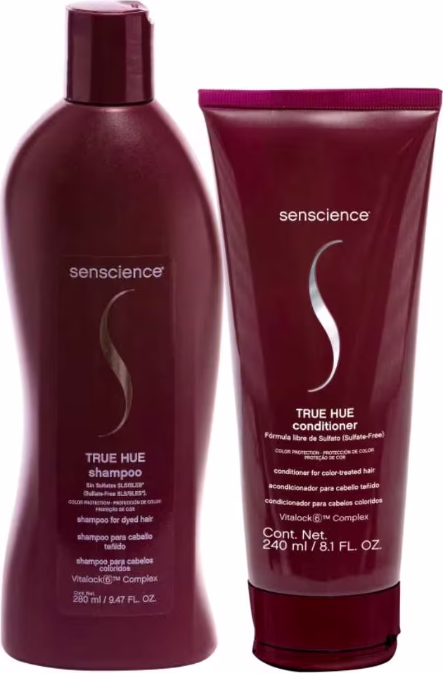 Um frasco de shampoo e um tubo de condicionador, ambos em uma coloração vinho escura. Os rótulos exibem o nome da marca "Senscience" e o nome do produto "True Hue", indicando que são produtos para cabelos coloridos.