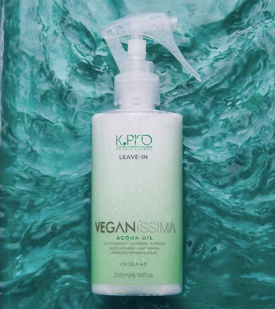 A imagem mostra um leave-in verde claro com tampa spray, num fundo azul.