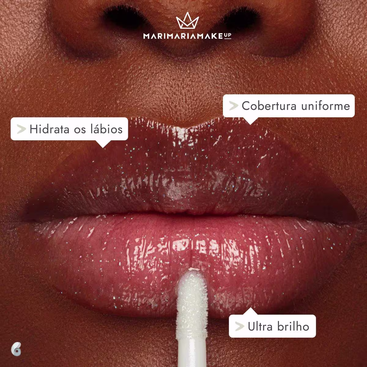 Imagem de uma boca, em um rosto negro, utilizando o gloss labial. Ressalta os benefícios: hidrata os lábios, cobertura uniforme e promove ultra brilho.