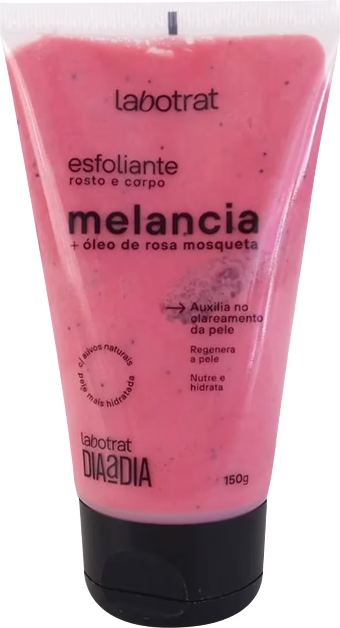 O produto exibido é um esfoliante corporal da marca Labotrat, com o nome "melancia" e óleo de rosa mosqueta. A embalagem é um tubo plástico rosa com rótulo preto e branco.