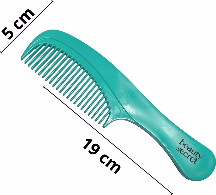 Pente de plástico azul turquesa com dentes largos. Comprimento de 19 cm e largura de 5 cm. Possui o texto "beauty secret" impresso no corpo do pente.