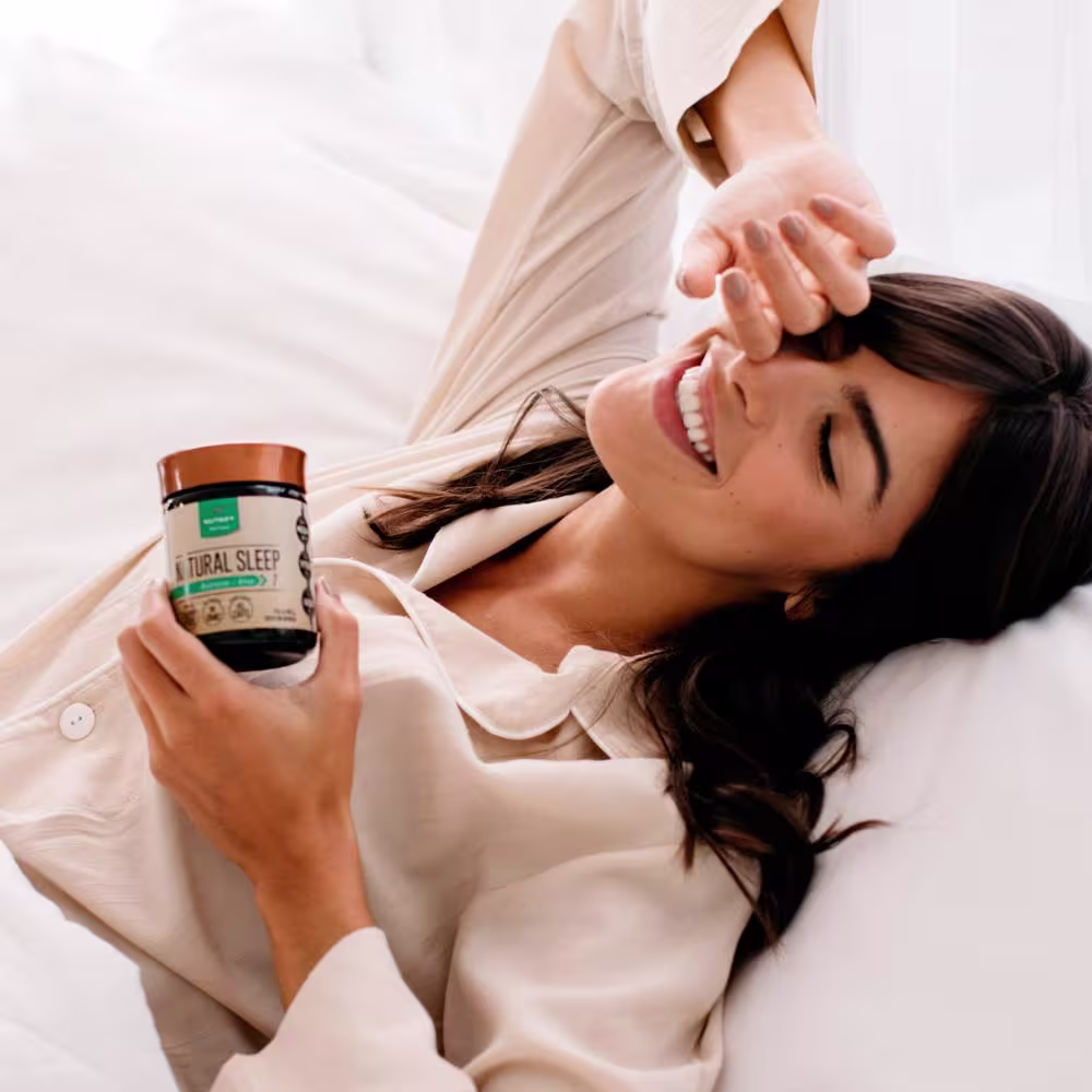 Modelo segurando o Suplemento Alimentar Nutrify Natural Sleep Melatonina + Ativos 7 (60 Cápsulas).