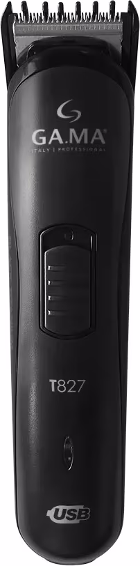 A imagem mostra o aparador de cabelo elétrico preto da marca GA.MA Italy. O produto é alongado com uma carcaça plástica preta fosca. Na parte superior, há uma lâmina de corte metálica com dentes. Na parte inferior, há uma entrada USB para carregamento.