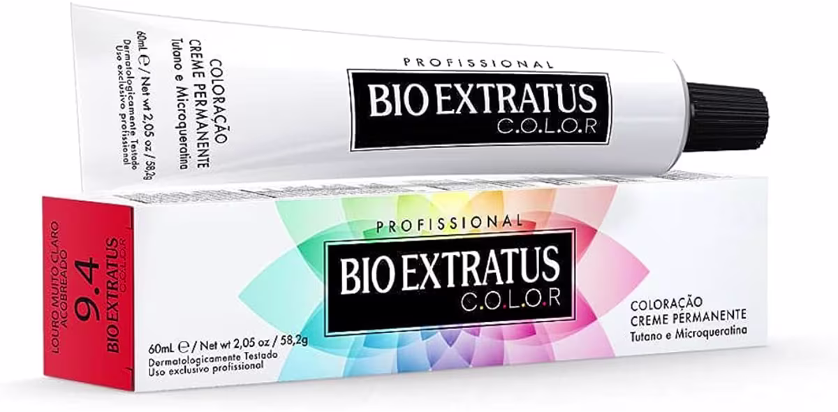 Tubo de creme de coloração permanente da marca Bio Extratus, com embalagem em caixa vermelha e preta. O produto é apresentado em um tubo branco com rótulo preto e texto "Bio Extratus C.O.L.O.R" em destaque.
