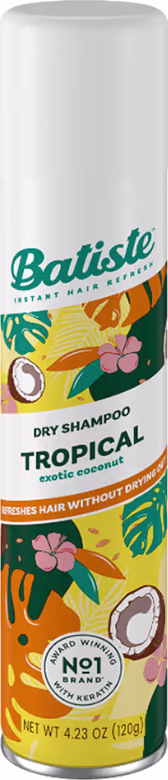 Shampoo a seco cabelo Batiste, com o nome "Tropical". A embalagem é um frasco branco cilíndrico com uma tampa na parte superior. O rótulo possui um design colorido com flores e folhas tropicais. Possui 120g.
