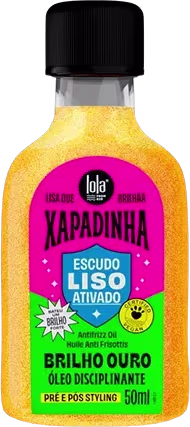 Embalagem de frasco plástico amarelo brilhante com detalhes em rosa e verde, formato cilíndrico e tampa preta. Rótulo com o texto "XAPADINHA ESCUDO LISO ATIVADO BRILHO OURO" e descrição "Pré Escovação". Volume de 50ml.