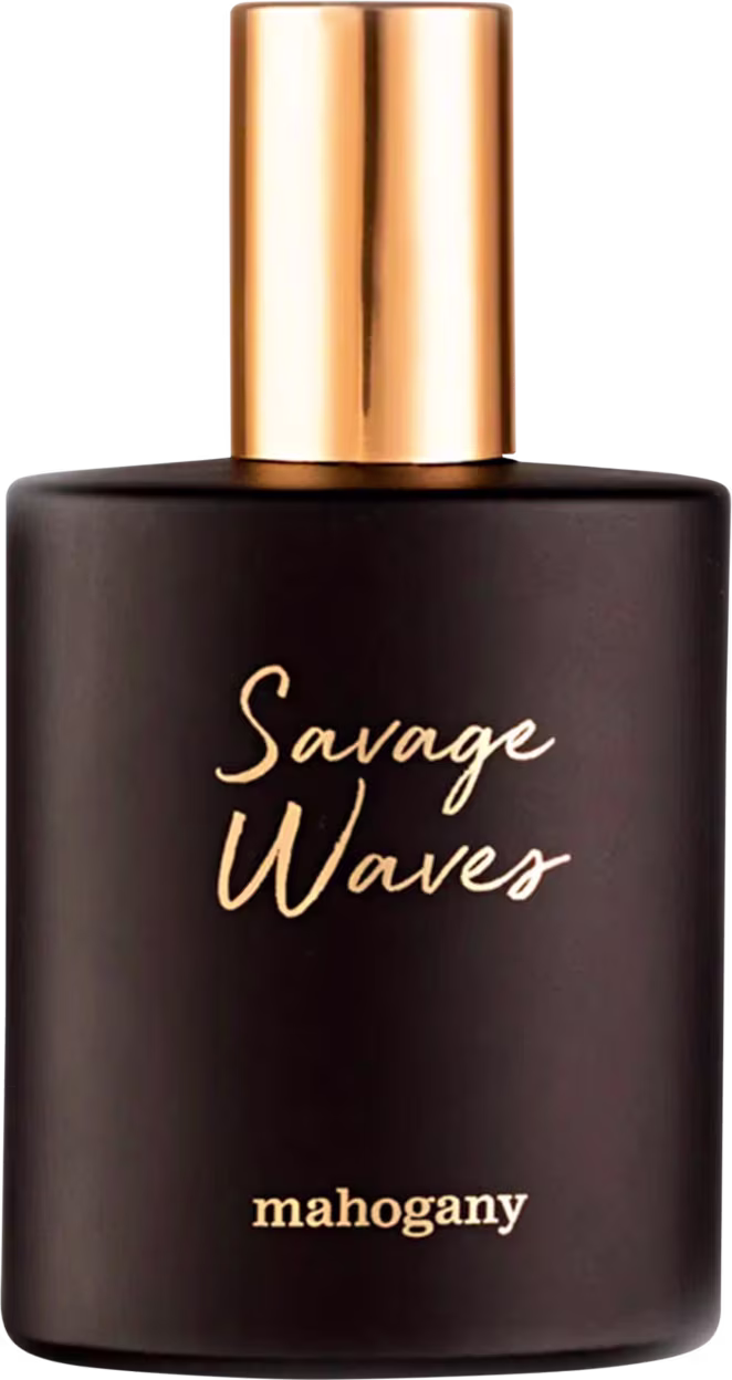 Frasco de perfume Savage Waves da marca Mahogany, com embalagem preta e detalhes dourados, exibindo o nome da fragrância em letras douradas.