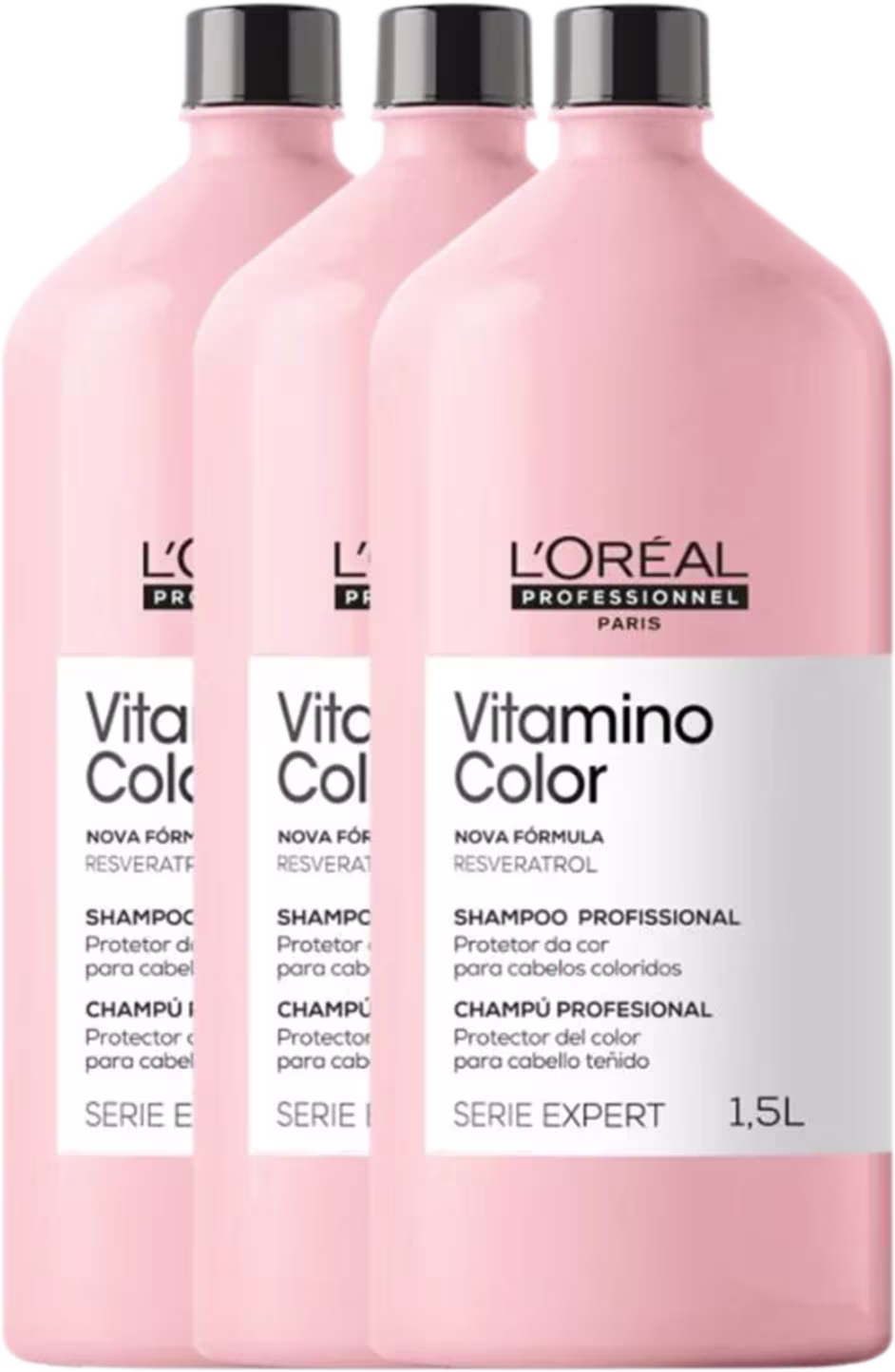 A imagem mostra um Trio de shampoos Vitamino Color Resveratrol (1,5L cada), da L’Oréal Professionnel. Embalagens rosa claro com design minimalista destacam a fórmula para proteção da cor em cabelos coloridos.