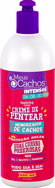 A imagem mostra O creme de pentear Meus Cachos Intensos 500g da marca Novex. O frasco é branco com detalhes em vermelho e roxo. O rótulo destaca que tem efeito memorizador de cachos.