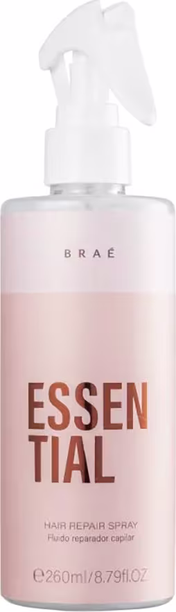 Produto de reparação capilar em spray da marca Braé. Embalagem plástica na cor rosa claro. Rótulo com o nome do produto "Essential" em letras marrons grandes e a descrição "Hair Repair Spray" em letras menores.