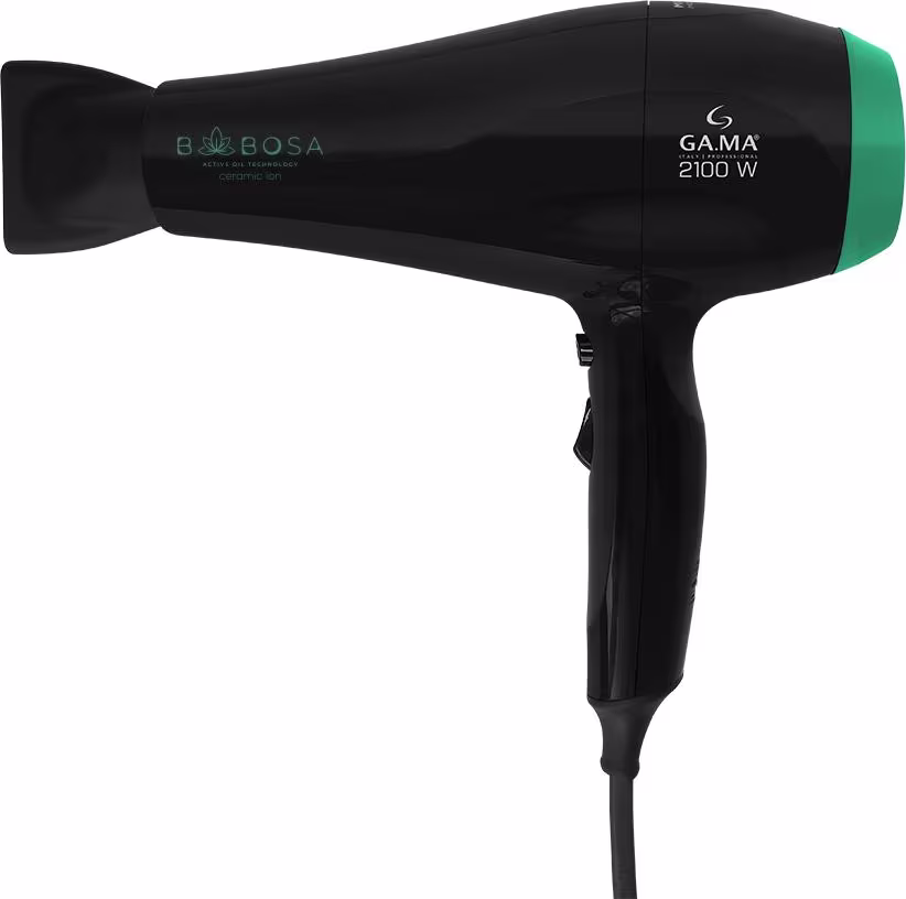 A imagem mostra o secador de cabelo GA.MA Italy. Ele possui o corpo preto com detalhes em verde. Possui o logotipo "GA.MA" e a potência "2100 W" impressos na lateral. Design ergonômico com alça de pegada confortável.