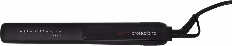 A imagem mostra uma chapinha com design alongado e cilíndrico na cor preta. Possui um visor digital para ajustar a temperatura. Na parte superior traz o nome da linha "Vera Ceramika" e a marca "gama.professional".