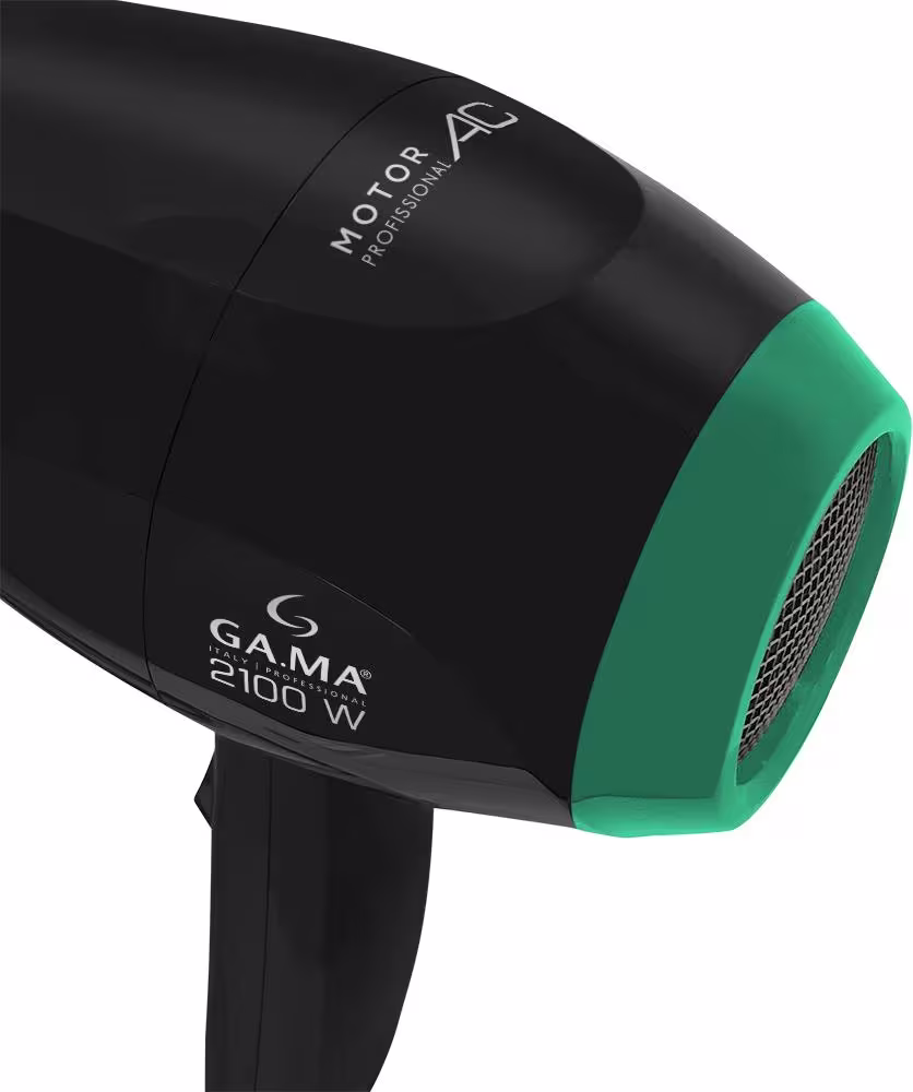 A imagem mostra o fundo do secador de cabelo profissional GA.MA Italy. Ele possui o corpo preto fosco com detalhes em verde escuro ao redor da grelha de saída de ar. Design elegante e minimalista.