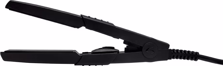 A imagem mostra uma chapinha da marca GA.MA Italy. O aparelho é totalmente preto, com um cabo longo e uma placa reta e larga para alisar e modelar os fios. O design é moderno e minimalista.