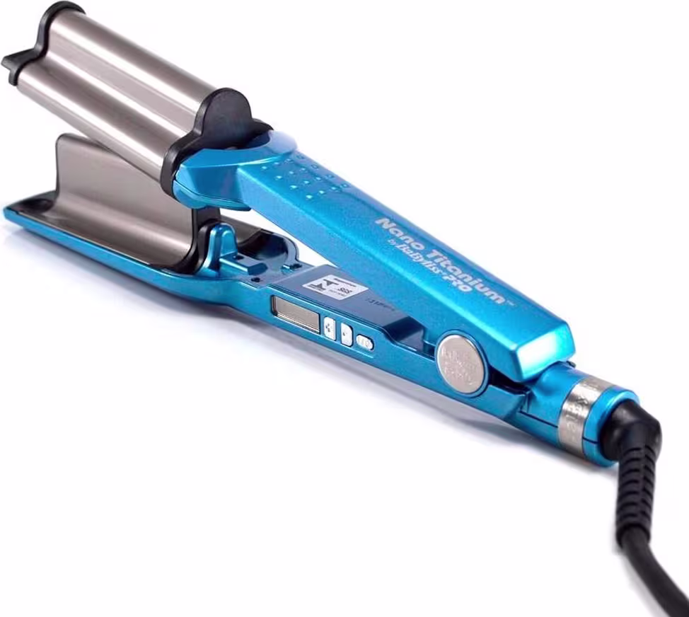 Modelador de cabelo profissional da marca BaByliss Pro. O aparelho tem um corpo azul brilhante com detalhes pretos e prateados. Possui um cabo cilíndrico alongado de metal escovado e uma alça ergonômica azul.