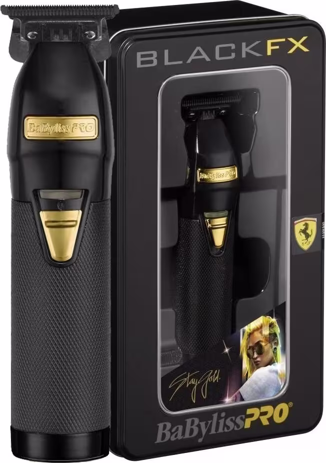 Aparelho de acabamento para cabelo da marca BaByliss, Barbers 4. O produto tem visual preto, com detalhes em dourado. Ele tem um corpo texturizado para melhor aderência e uma lâmina larga aparadora.