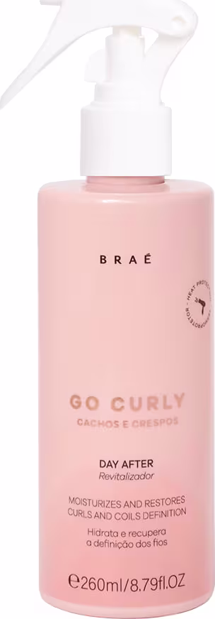 Produto de cuidados para cabelos cacheados da marca Braé. Frasco plástico rosa claro e pulverizador branco. Rótulo com o nome do produto "Go Curly" e descrição "Hidrata e recupera a definição dos fios e cachos". Embalagem de 260ml/8.79fl oz.