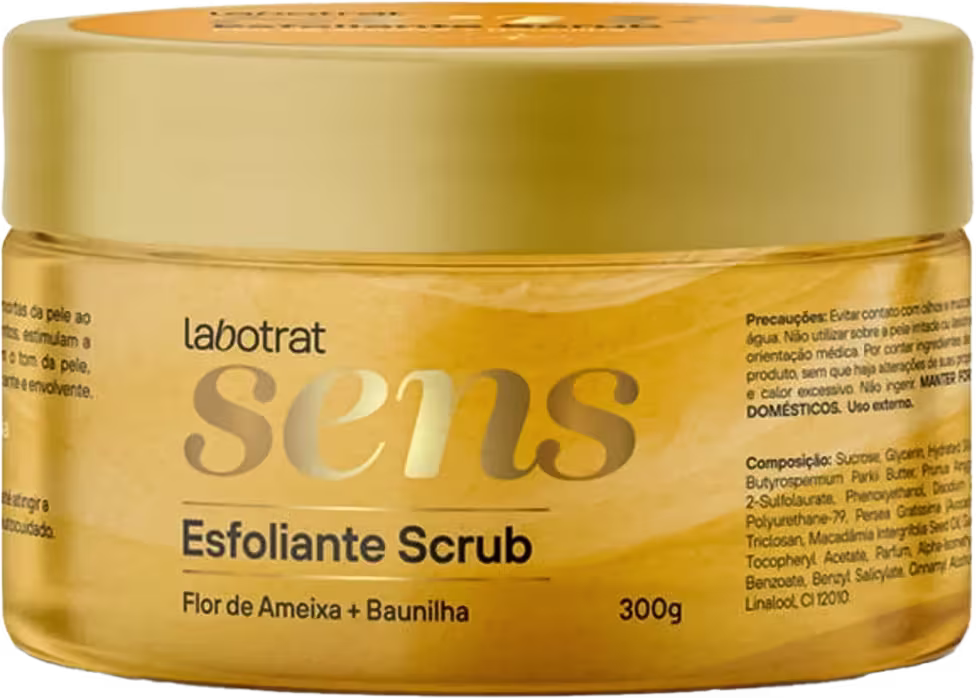 O produto apresentado é um esfoliante corporal da marca Labotrat. A embalagem é um pote de plástico de cor amarela, com rótulo destacando os ingredientes "Flor de Ameixa + Baunilha". O produto possui 300g de conteúdo.