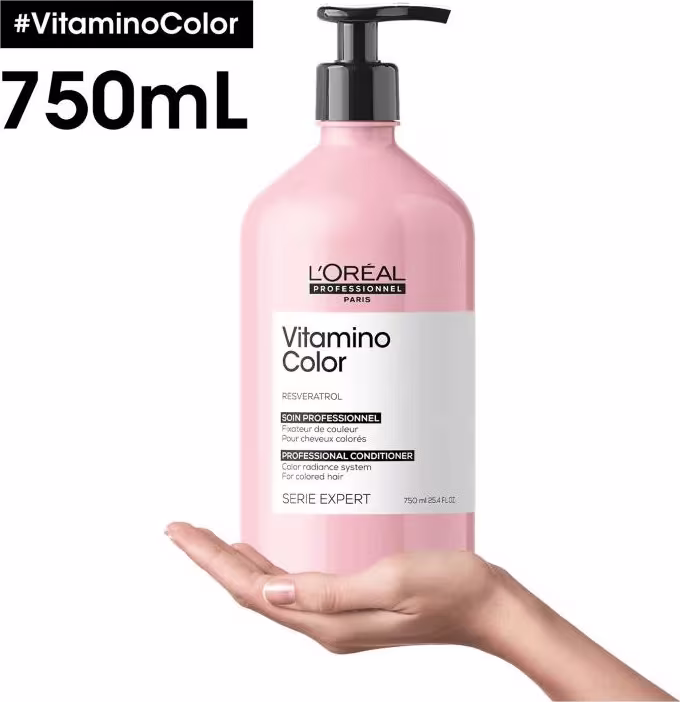 O condicionador está sobre a palma de uma mão.