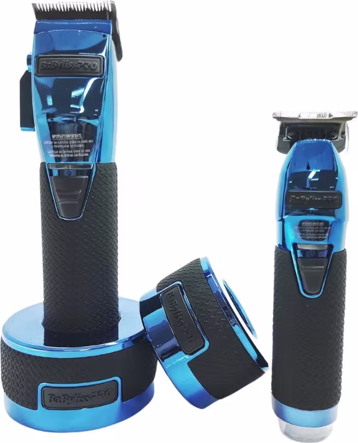 Aparelhos de corte e acabamento de cabelo da marca BaByliss Pro. odos têm um design azul metálico brilhante com detalhes pretos texturizados nas pegas e bases para melhor aderência. As lâminas de corte são aparentes nas cabeças das máquinas.
