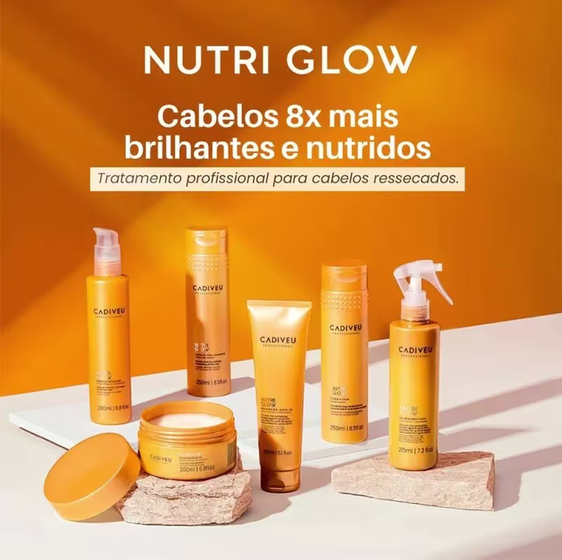 Produtos da linha dispostos em um cenário com bastante luz, fundo laranja e sobre o que parecem ser pedras de mármore.