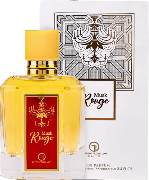 A imagem mostra um frasco de perfume transparente com rótulo retangular vermelho, ao lado da caixa retangular cinza com dourado.