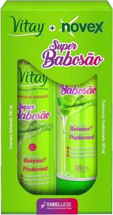 A imagem mostra caixa com kit do shampoo e condicionador Embeleze Novex Super Babosão, de 300ml cada. A embalagem traz tons de verde e roxo. Os produtos prometem proporcionar nutrição, hidratação e maciez aos cabelos.