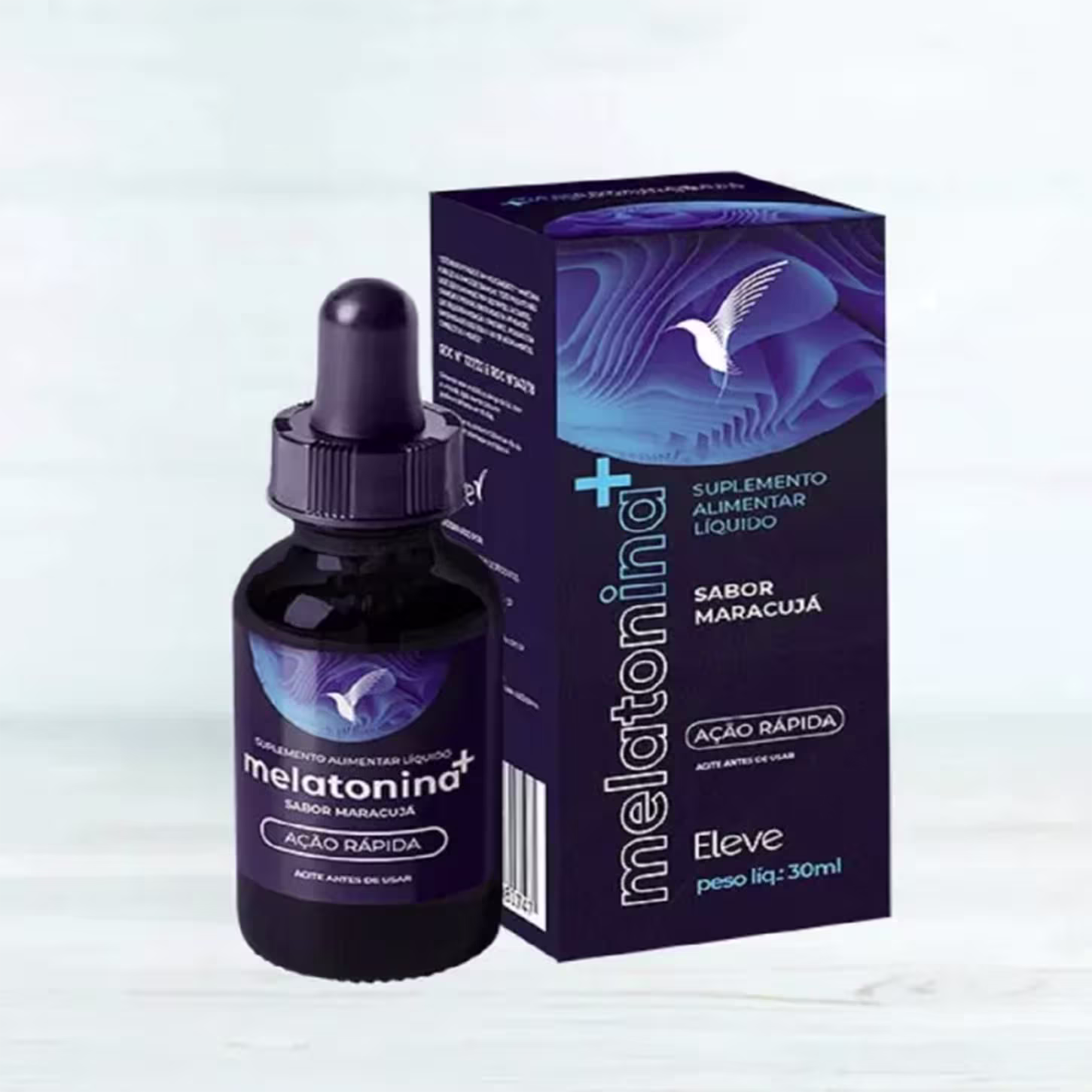 Suplemento alimentar líquido Melatoning+ de sabor maracujá em frasco preto com rótulo azul e branco, apresentado em caixa com ilustração de pássaro e textura ondulada.